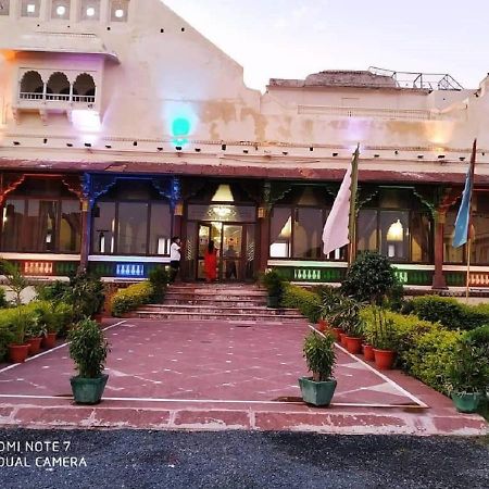 ホテルMpt Sheesh Mahal, オルチャ エクステリア 写真