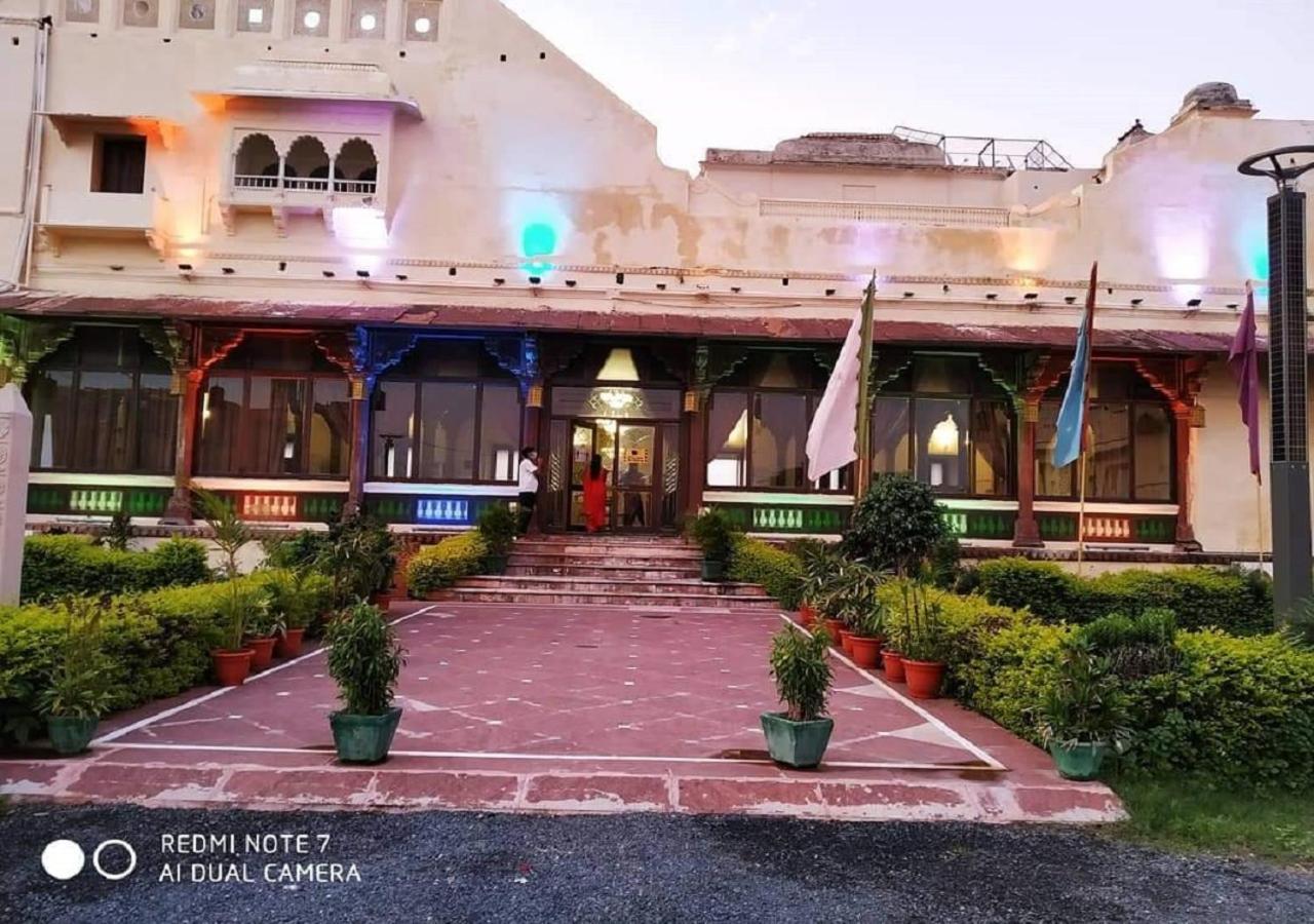 ホテルMpt Sheesh Mahal, オルチャ エクステリア 写真