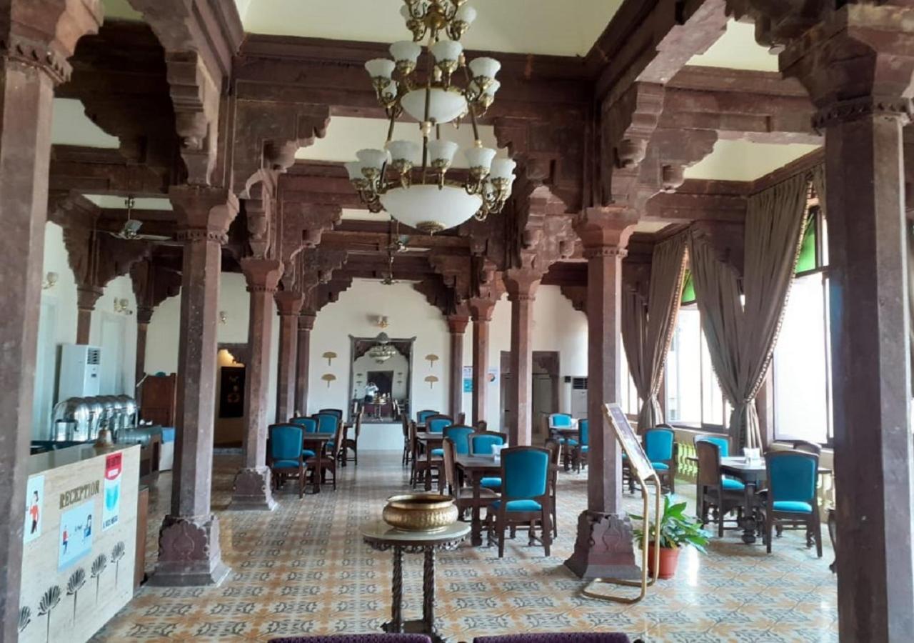 ホテルMpt Sheesh Mahal, オルチャ エクステリア 写真