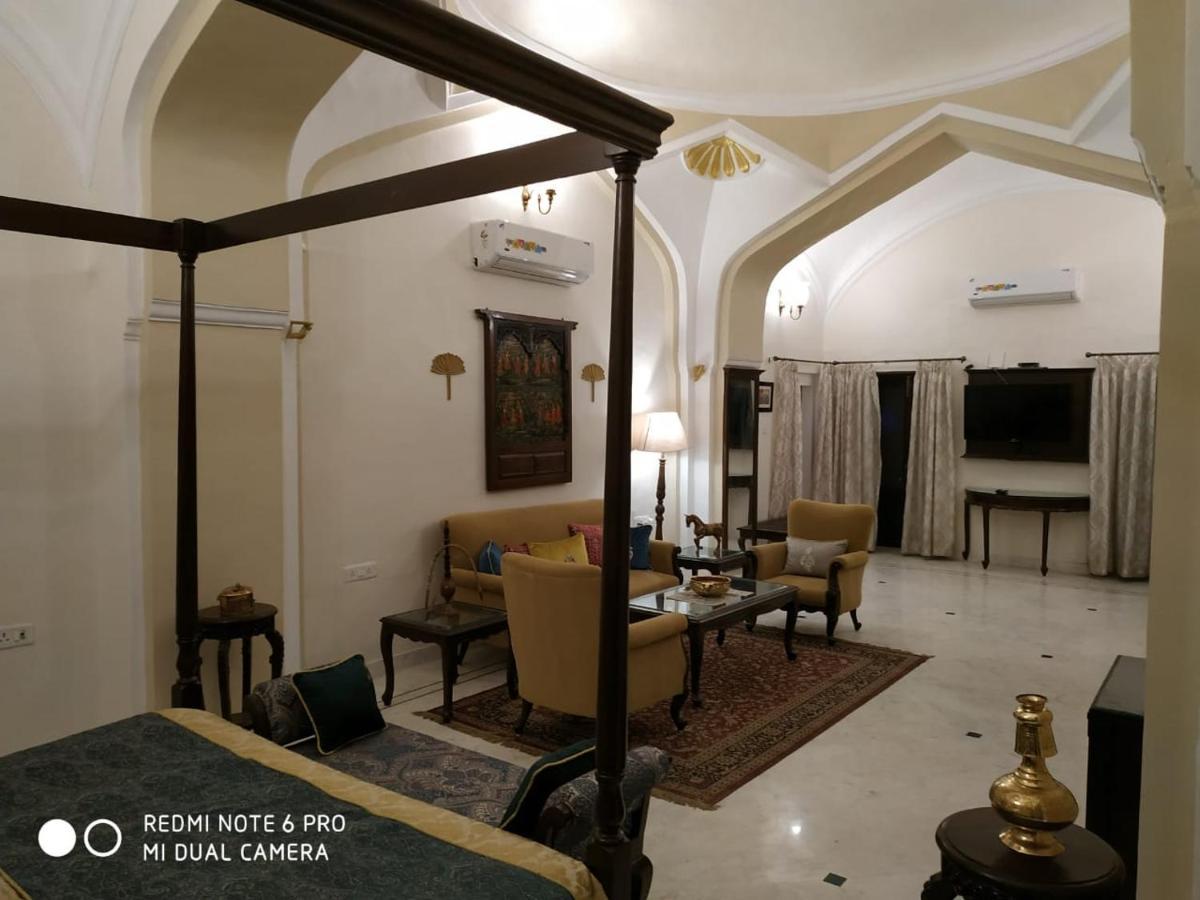 ホテルMpt Sheesh Mahal, オルチャ エクステリア 写真