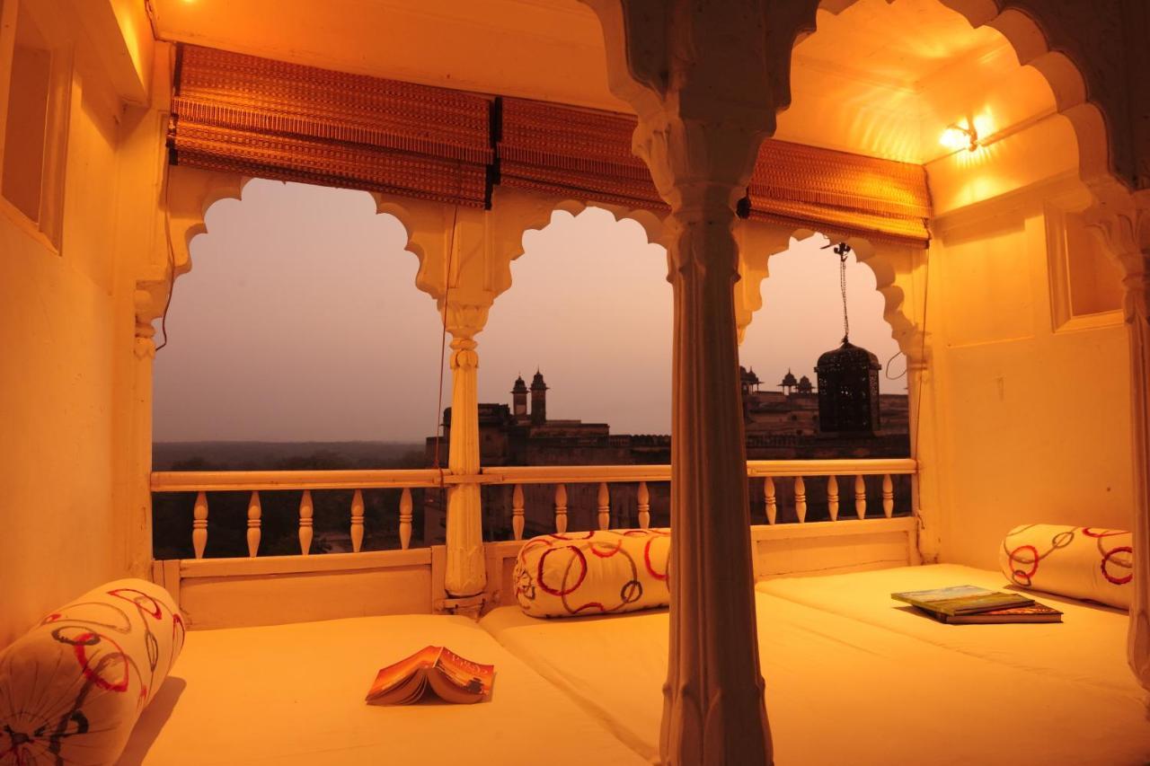 ホテルMpt Sheesh Mahal, オルチャ エクステリア 写真
