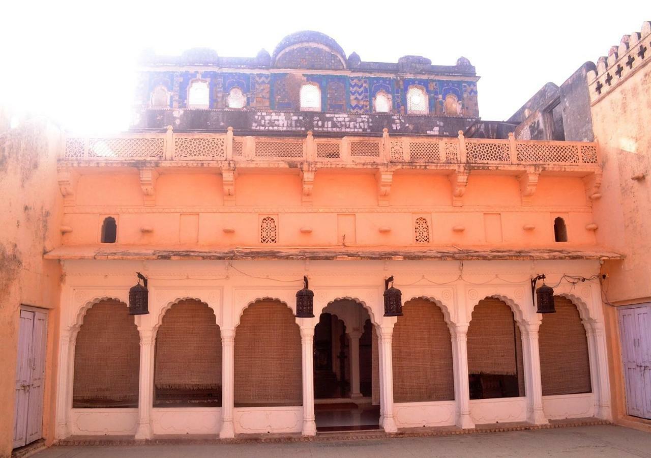 ホテルMpt Sheesh Mahal, オルチャ エクステリア 写真
